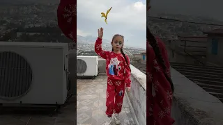 رمت قشرة الموز علأرض وكان زحط 