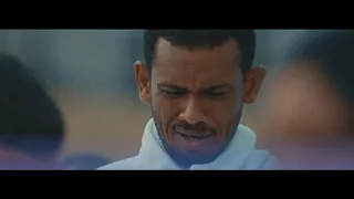 وهناك في عرفات كل خاشع هيمان ما بين ضراعة وبكاء     لبيك اللهم لبيك دندنها