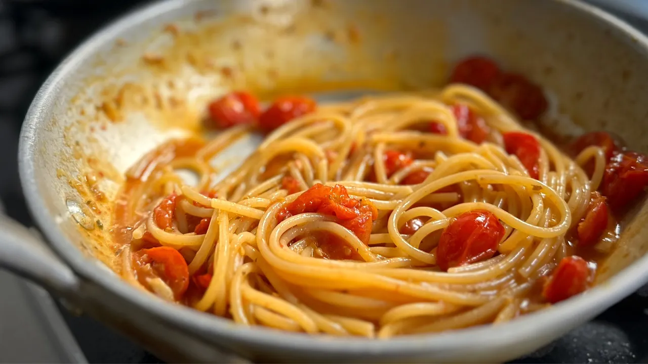 ミニトマトのオーブン焼きで作るイタリアンなトマトパスタ