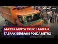 Download Lagu Momen Massa Minta Truk Sampah Tabrak Gerbang Utama Polda Metro Jaya