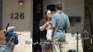 شاب مشرد يطرق الباب على الأشخاص ليطلب الطعام و لكن لن تتوقع ما حدث - في امريكا
