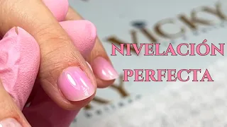 ¿Cómo lograr una nivelación de uñas perfecta y segura? manicura semipermanente
