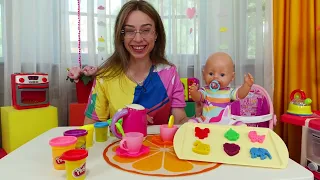 Anna ja Emma-nukke leikkivät pallojen ja renkaiden kanssa