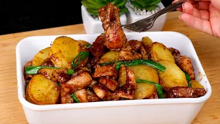 Chega de almoçar arroz com feijão, prepare refogado de porco com batatas para seu almoço!