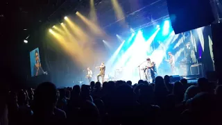 טונה עומדים במקום חי בהאנגר 