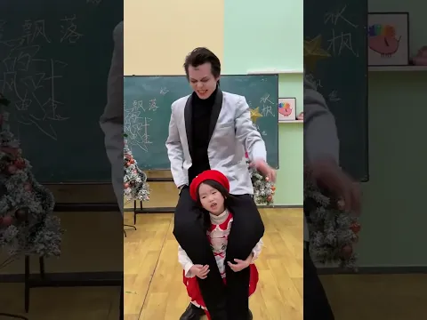 可可是個大力士！她甚至能扛起小丑。
