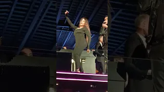 ليندا ومحمود الليثي مولعين الفرح        دندنها
