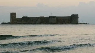 القلعة العائمة العجيبة بولاية مرسين بالبحر الأبيض المتوسط  القلعة العائمة العجيبة بولاية مرسين بالبحر الأبيض المتوسط