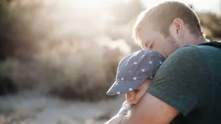 نشيد أحب أبى وكفيه     وأهوى قلبه الحانى دندنها