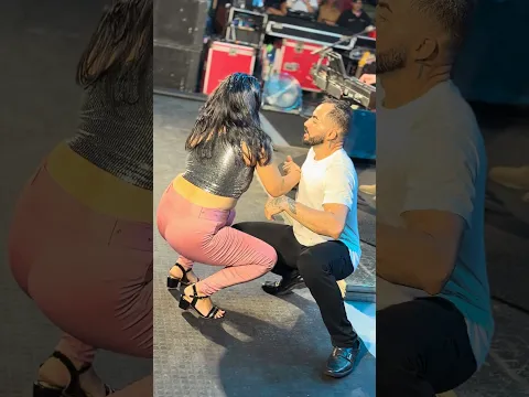 ELA JA ENTRA SACUDINDO O PALCO