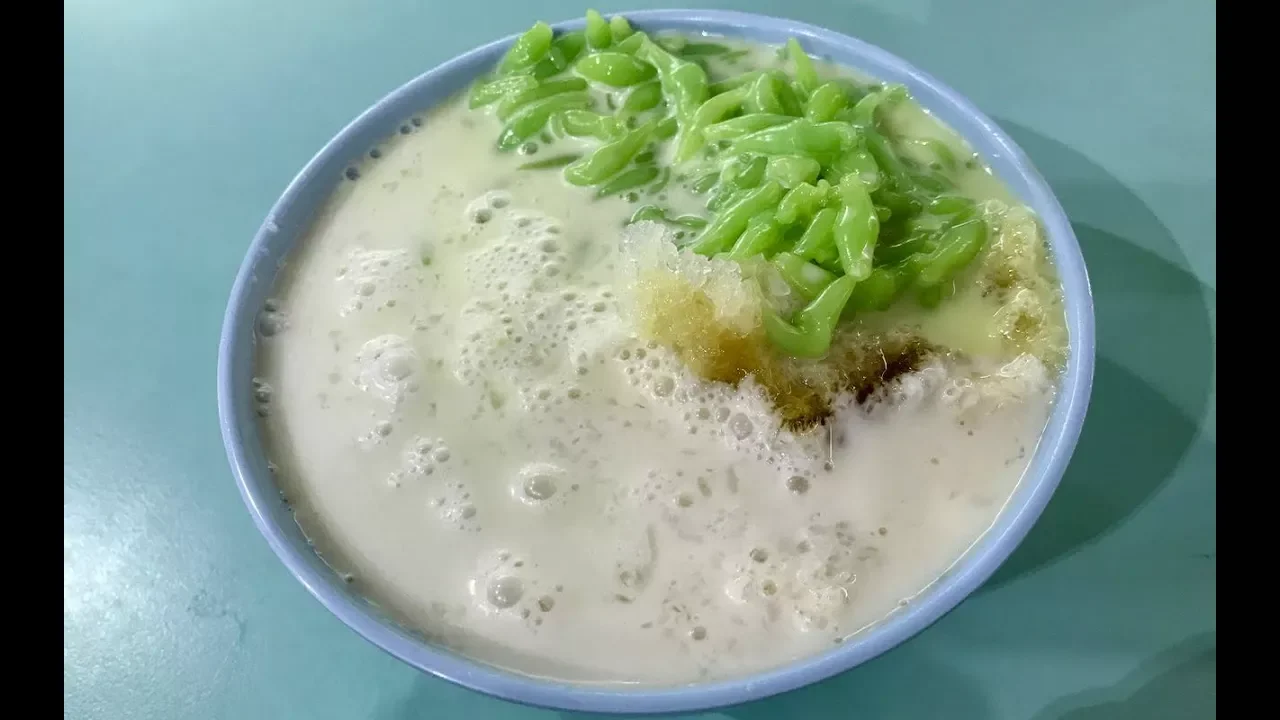 This CENDOL dessert is a MUST-HAVE at Geylang Serai Market! (Singapore)