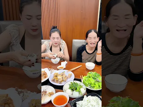 Ăn những món quê Mẹ đem vào.