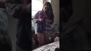 تيك توك بنت تبدل ملابسها امام الكاميرا ويظهر جسدها المثير  تيك توك بنت تبدل ملابسها امام الكاميرا ويظهر جسدها المثير