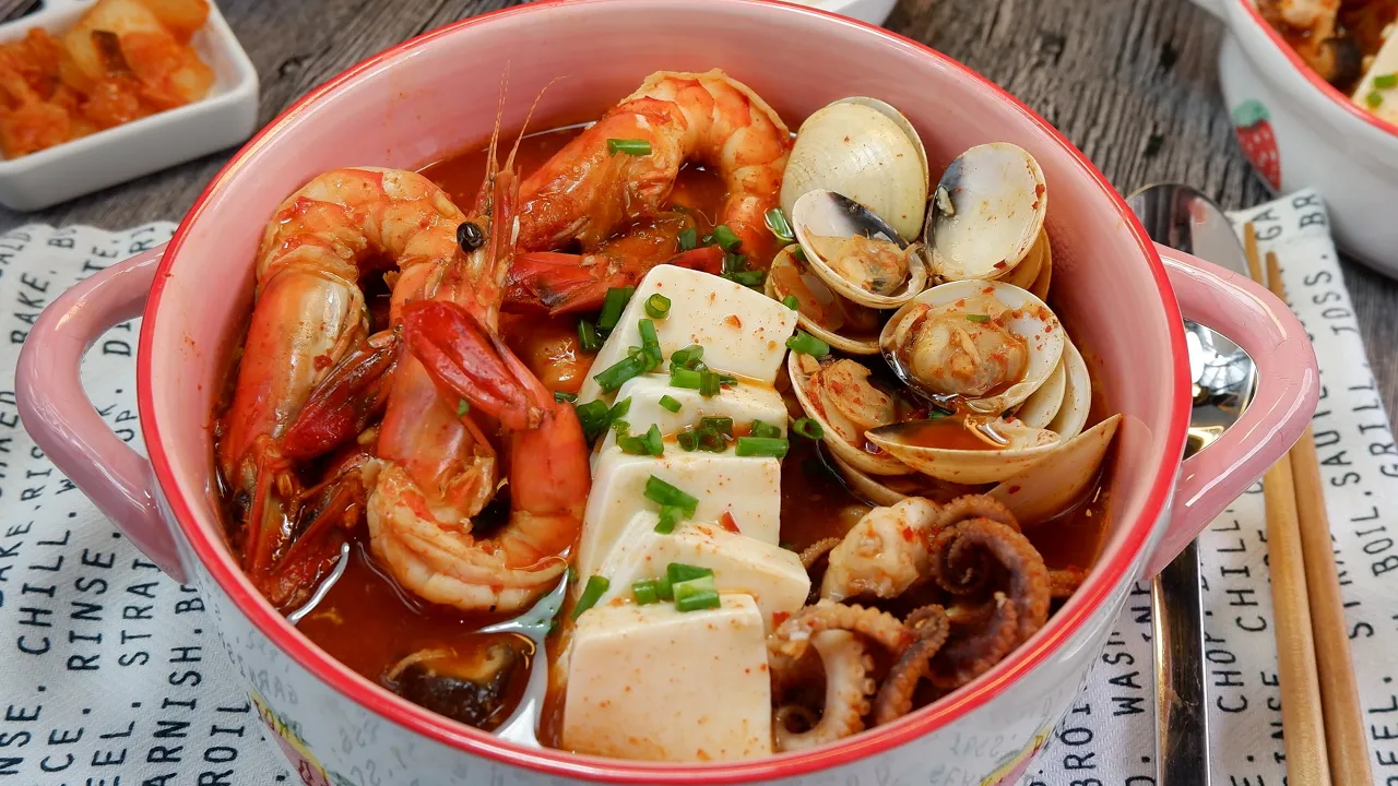 Make Restaurant Style Seafood Kimchi Soup in 12 mins! Kimchi Jjigae  Korean Hot Pot Recipe