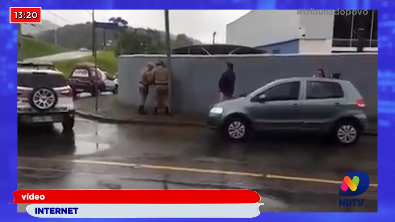 Homem quebra vidro de carro com tijolo e termina preso em Jaraguá do Sul