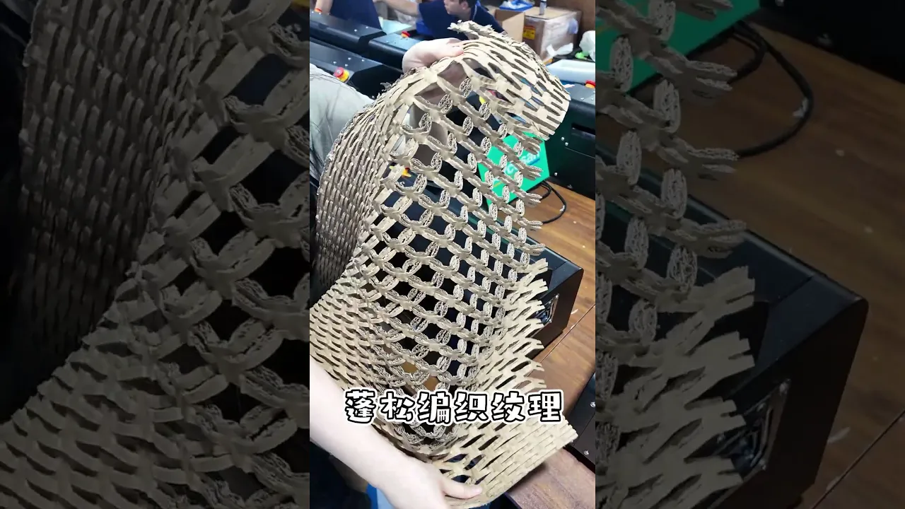 남은 판지를 재활용업체에 낮은 가격으로 팔지 마세요. 이 장비로 잉여 판지를 편리한 완충지로 재활용하세요.