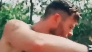 همومي كتير وبصرخ بس مين يسمع احمد موزه دندنها