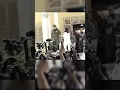 Lagu El momento en el que militar venezolana niega el saludo a María Corina Machado cuando va a votar