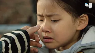 لي آهن يكتشف سر بكاء الطفلة من دموعها 