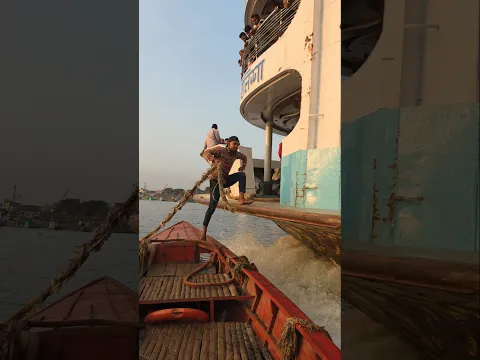 তাড়াহুড়ো যেভাবে চলন্ত রাজারহাট বি লঞ্চে ট্রলার বাঁধলো। #shorts #trending