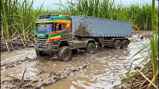 RC Truk Kayu & Trailer Kontainer Tembus Lumpur Dalam di Jalan Desa