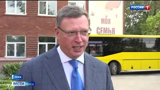 Александр Бурков побывал на линейке у студентов Омского музыкально-педагогического колледжа и поздравил ребят с Днем знаний
