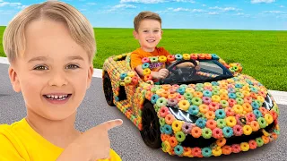 Chris abre la tienda de coches de caramelo: ¡Los niños montan en coches de juguete!