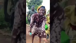 الضحكه اللي تميزت انا بيها خدتها الدنيا خلاص  دندنها