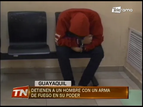 Detienen a un hombre con un arma de fuego en su poder