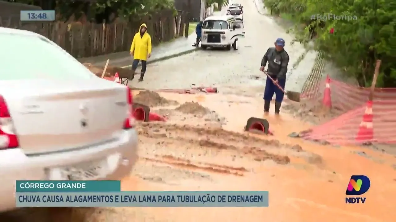 Chuva causa alagamentos e leva lama para tubulação de drenagem em Florianópolis