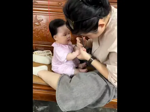 🇨🇳 母亲俯身为宝宝剪指甲，温柔守护每一份信任 🇬🇧 A Mother’s Tender Care Builds a Child’s Trust