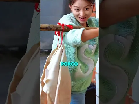 ELA TRANSFORMOU PELE DE PORCO EM COMIDA 😳