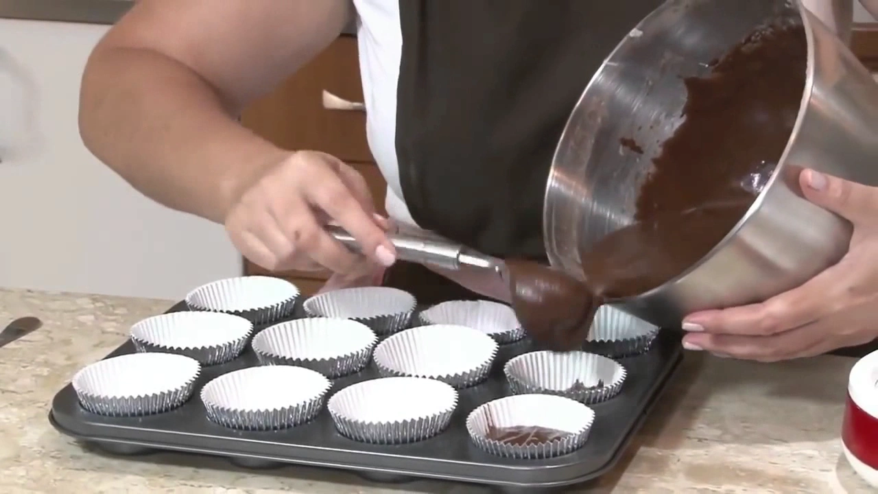RECEITA DE CUPCAKE DE CHOCOLATE, COMO FAZER CUPCAKE (V72)
