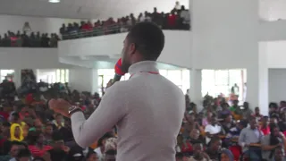 mr eddo on the stage akiimba wimbo wake mpya wa sina wasiwasi katika chuo kikuu cha tumaini arusha 