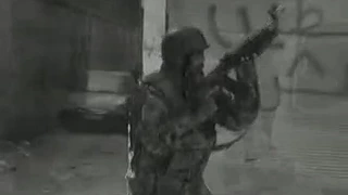 بيدي الشمالي حامل روسية و بيدي اليمينى راية سورية سمعها