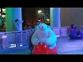 ベイマックスのハッピーライドで踊るお兄さん（Koo Loo Lee）2021/12/10　TDL