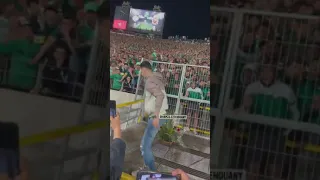 لقطة إهداء بدر بانون جمهور الرجاء الورود 