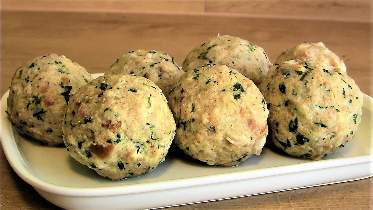 Perfekte Semmelknödel zubereiten und kochen  - Omas Rezept einfach selber machen. 