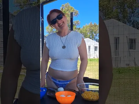 I'm making a salad outside. My life in the Uruguayan village. #Milanaturist #Cookingoutside