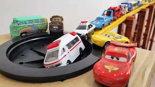 カーズミニカー☆車のおもちゃが坂道走って穴に落ちる！Toy Car Goes down a Slope and Falls into a Hole!