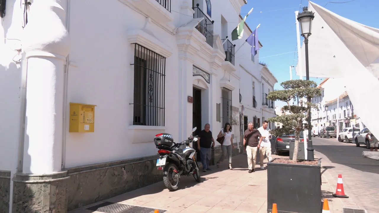 El alcalde de Manilva recibe a la nueva secretaria del Juzgado de Paz