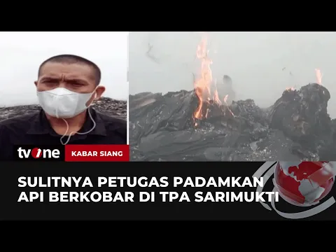 Petugas Berusaha Padamkan Kebakaran di TPA Sarimukti