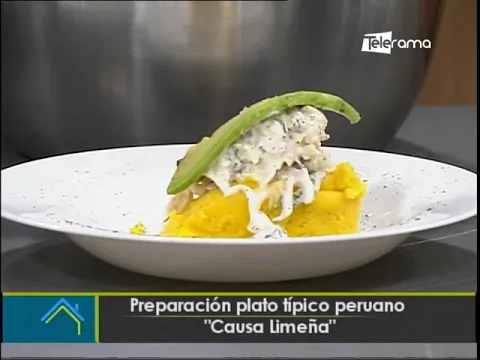 Preparación plato típico peruano Causa Limeña