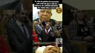 Sacrificar um filho para "salvar" a humanidade, pode. Já, a galinha da macumba ...