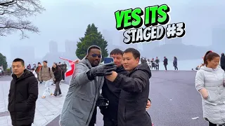 一位在中国生活的黑人男子来到公园，突然成了名人