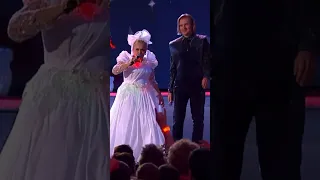 Надежда Кадышева плывет веночек 