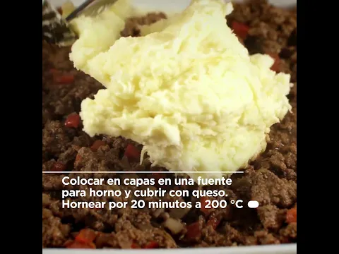 Disfruta un pie de yuca con textura crujiente y sabor casero.