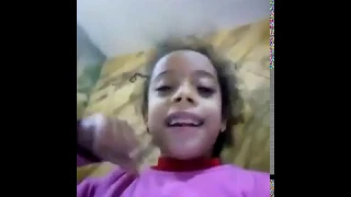 طفلة تغنى يا حديد و تسب الدين لامها      شاهد مسخررررة دندنها
