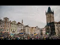 Download Lagu Dojemná píseň Plyve kača po Tisini, v podání více než 100 zpěváků a plného Staroměstského náměstí