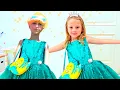 Lagu Nastya e sua amiga se vestem com os mesmos vestidos de princesa - Compilação de vídeos